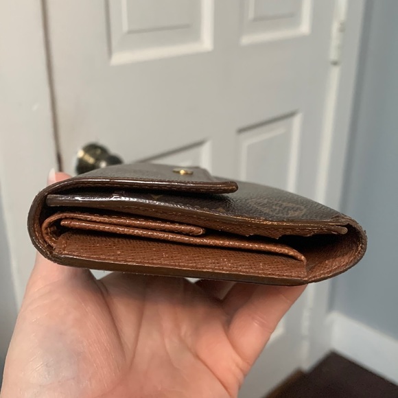 2011 authentic Louis Vuitton international wallet - poor edges and corners - Picture 4 of 16